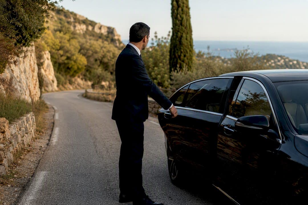 Villa access on narrow Riviera roads: what actually works